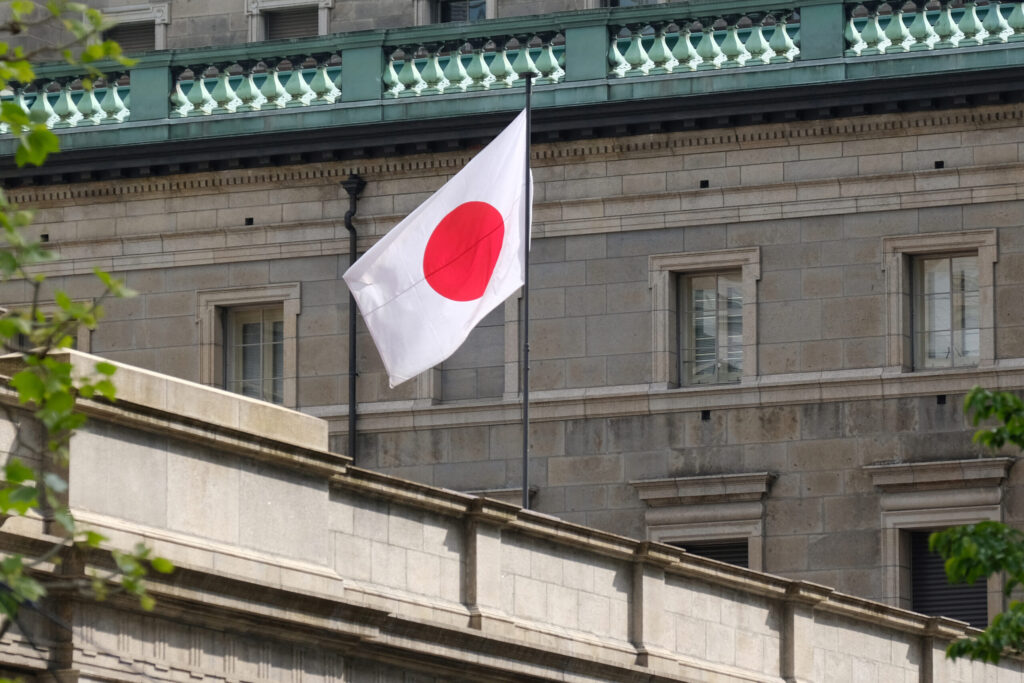 公共投資は、公共工事の出来高増加を受け「堅調に推移している」に上方修正。(AFP)