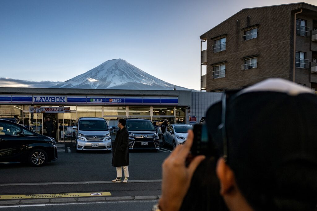 地元の人々にとって、大量の観光客と、彼らがゴミのポイ捨てや駐車に関する規則を守らないことは、迷惑行為であり、交通の障害となっていた。(AFP通信)