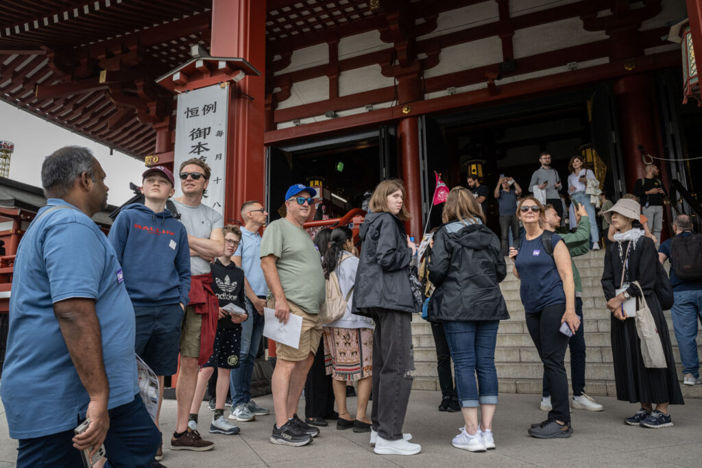 ビジネスおよび観光目的の外国人旅行者数は先月304万人で、3月に記録した月間308万人から減少した。(AFP)