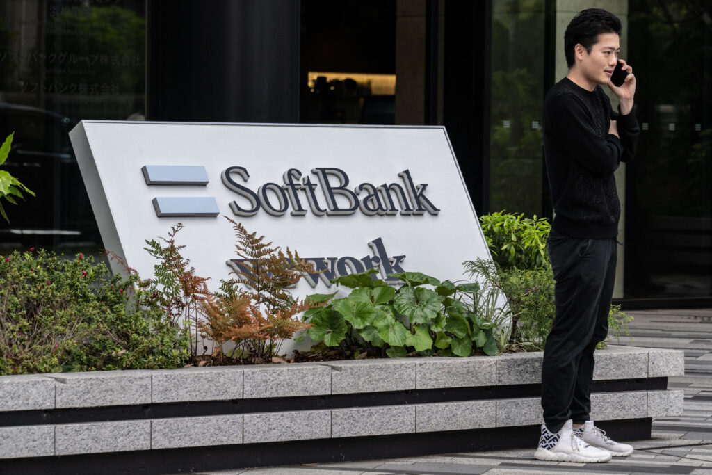 両社は中間持ち株会社を通じてLINEヤフーに折半出資している。見直しは、同社に行政指導を2度行った総務省が要請。(AFP)