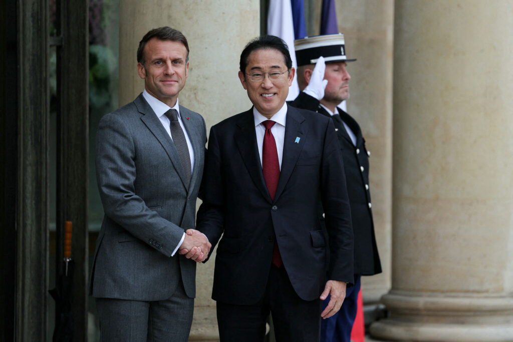 2024年5月2日木曜日、パリのエリゼ宮でワーキングランチの前に日本の岸田文雄首相と握手するフランスのエマニュエル・マクロン大統領（左）。 (AP通信)