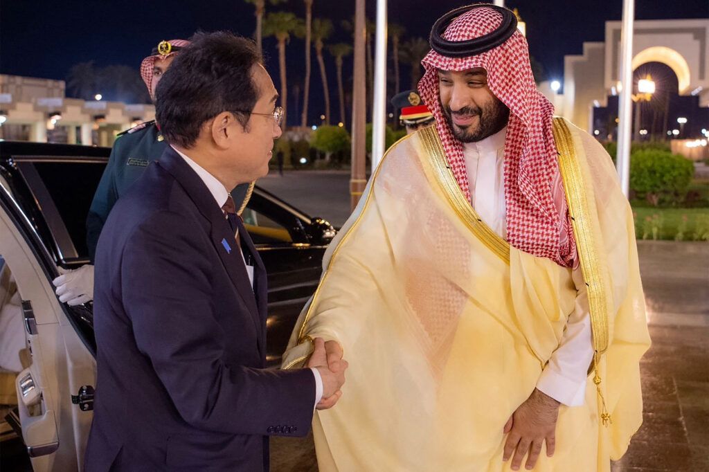2023年7月16日、ジェッダで岸田文雄首相(左)を歓迎するサウジアラビアのムハンマド・ビン・サルマン皇太子(右)。(AFP=時事)