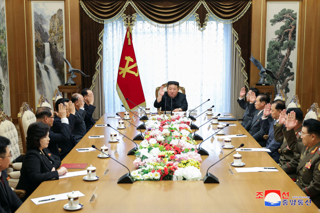米韓両国と連携して北朝鮮に発射中止を要求することも指示した。(AFP)