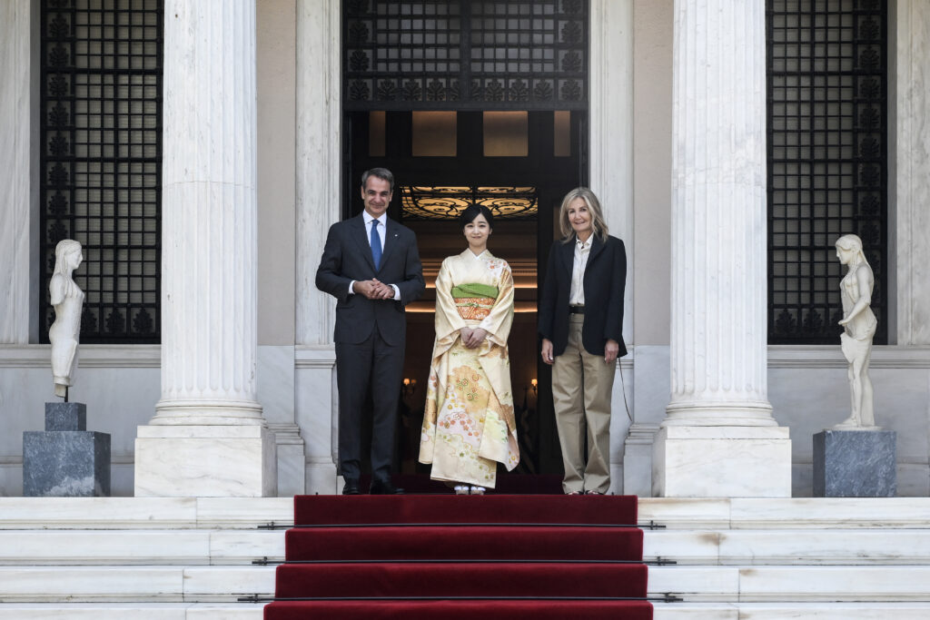 佳子さまは、ギリシャのキリアコス・ミツォタキス首相とマレヴァ・グラボウスキ・ミツォタキス夫人とも会見された。(AFP)