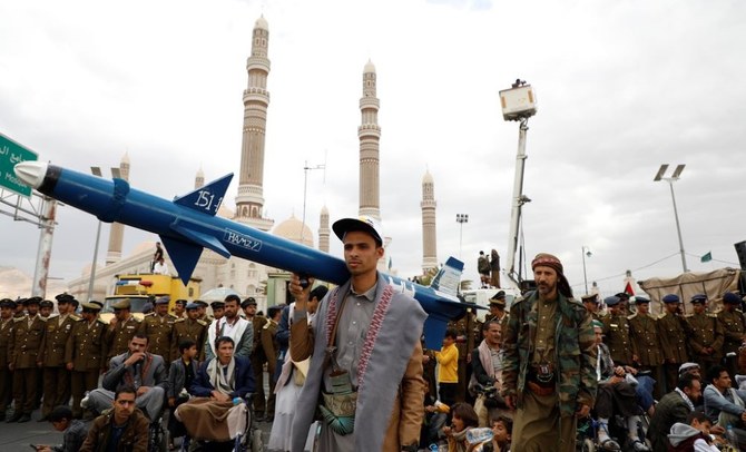 2024年2月16日、イエメンのサヌアで集会を行うフーシ派支持者。(AP＝共同）