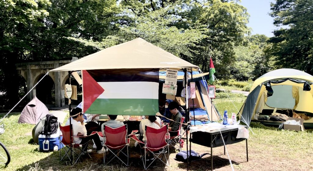 キャンプに参加した学生の１人はアラブニュース・ジャパンに、「パレスチナに連帯する学生」運動に所属しており、パレスチナへの姿勢を明確にしたいと語った。(ANJ)