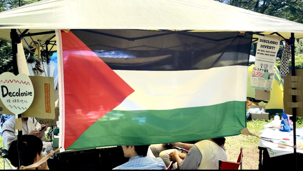 キャンプに参加した学生の１人はアラブニュース・ジャパンに、「パレスチナに連帯する学生」運動に所属しており、パレスチナへの姿勢を明確にしたいと語った。(ANJ)
