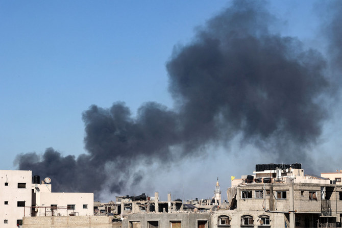 2024年5月15日、イスラエルと過激派ハマスとの間でパレスチナ自治区で紛争が続く中、ガザ地区北部のジャバリアでイスラエル軍による砲撃中に立ち上る煙。(AFP＝時事）