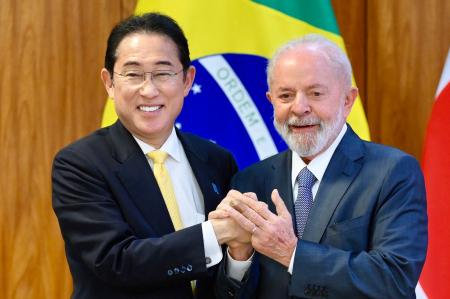2024年5月3日、ブラジリアのプラナルト宮殿での共同記者会見後に握手する日本の岸田文雄首相(左)とブラジルのルイス・イナシオ・ルーラ・ダ・シルバ大統領。(AFP)