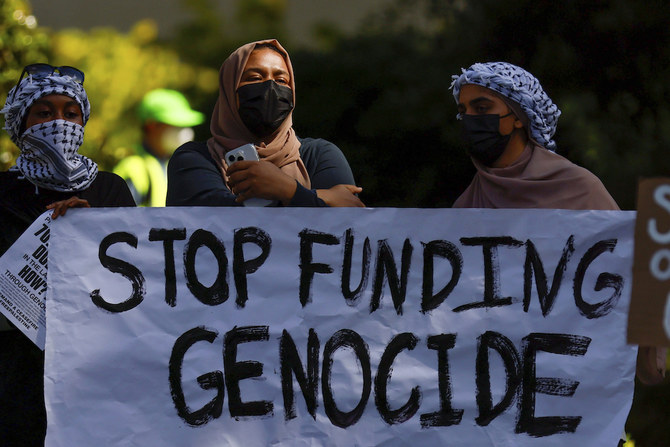 アテネのジョージア大学の大学アーチで抗議する親パレスチナ派の学生たち。(Atlanta Journal-Constitution via AP)