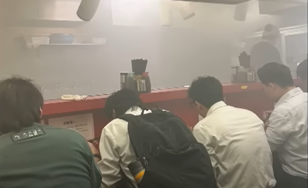 ある客は、火事と煙にもかかわらず「スタッフは通常通り営業していた。15人ほどの客がいましたが、みんな席に座っていました」と語った。(via FNN)
