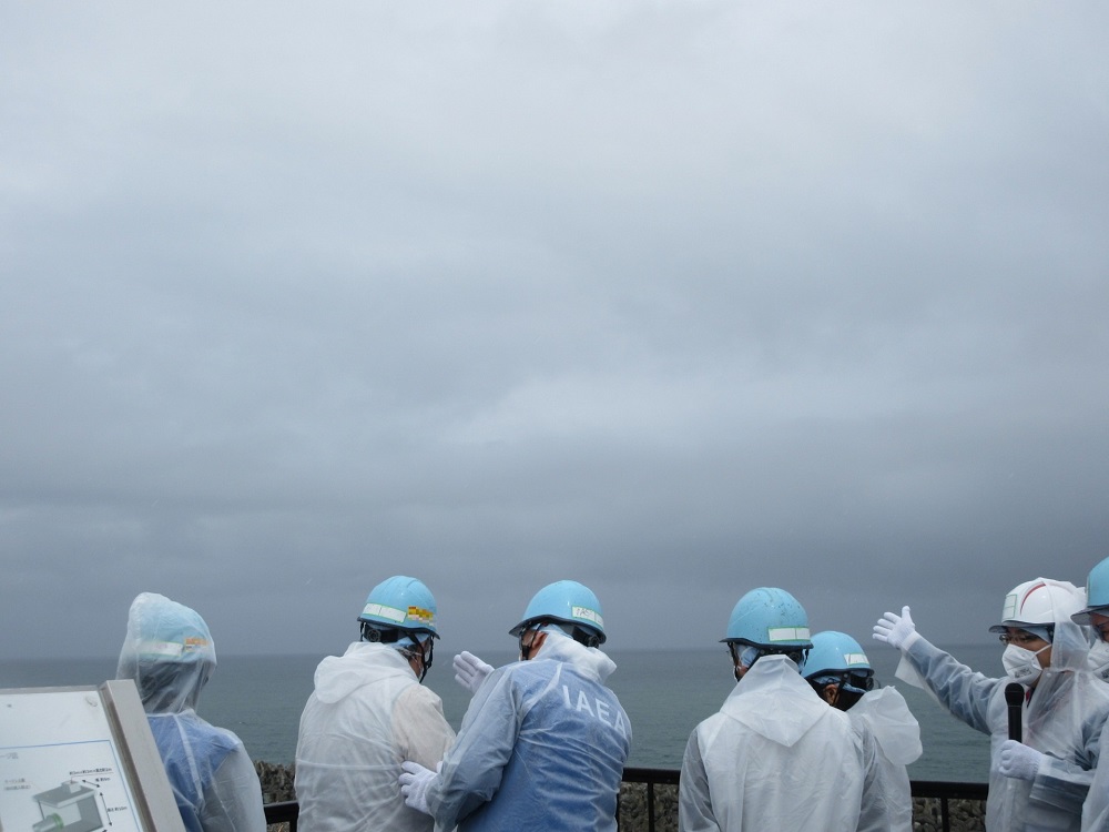 福島原発の希釈放流施設を見学するIAEAチーム。東電