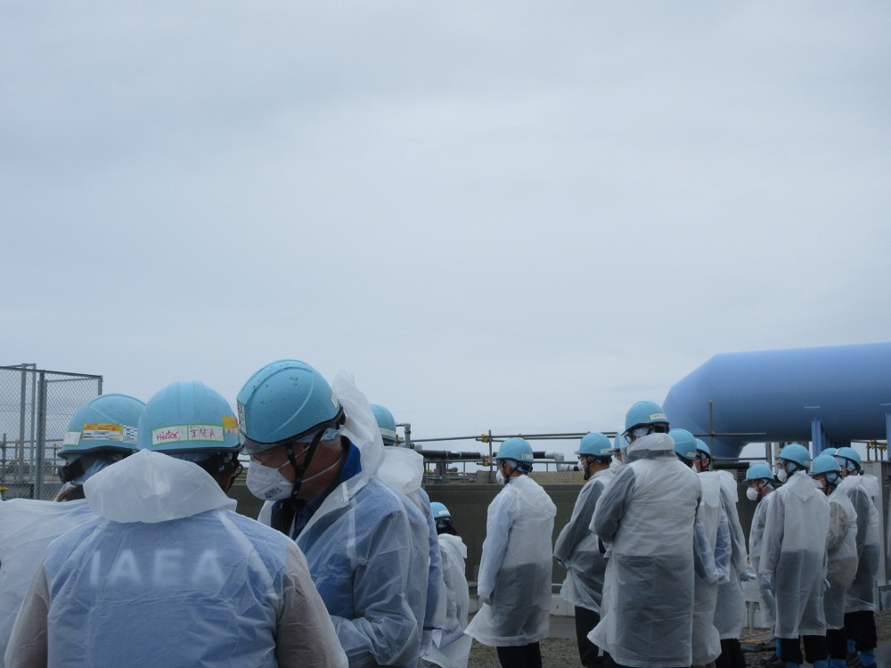 福島原発の希釈放流施設を見学するIAEAチーム。東電