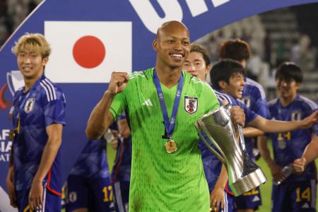 U23 AFCカタール2024アジアカップ決勝で優勝し、トロフィーを手に喜ぶ日本代表GK#01小久保玲央。(AFP)