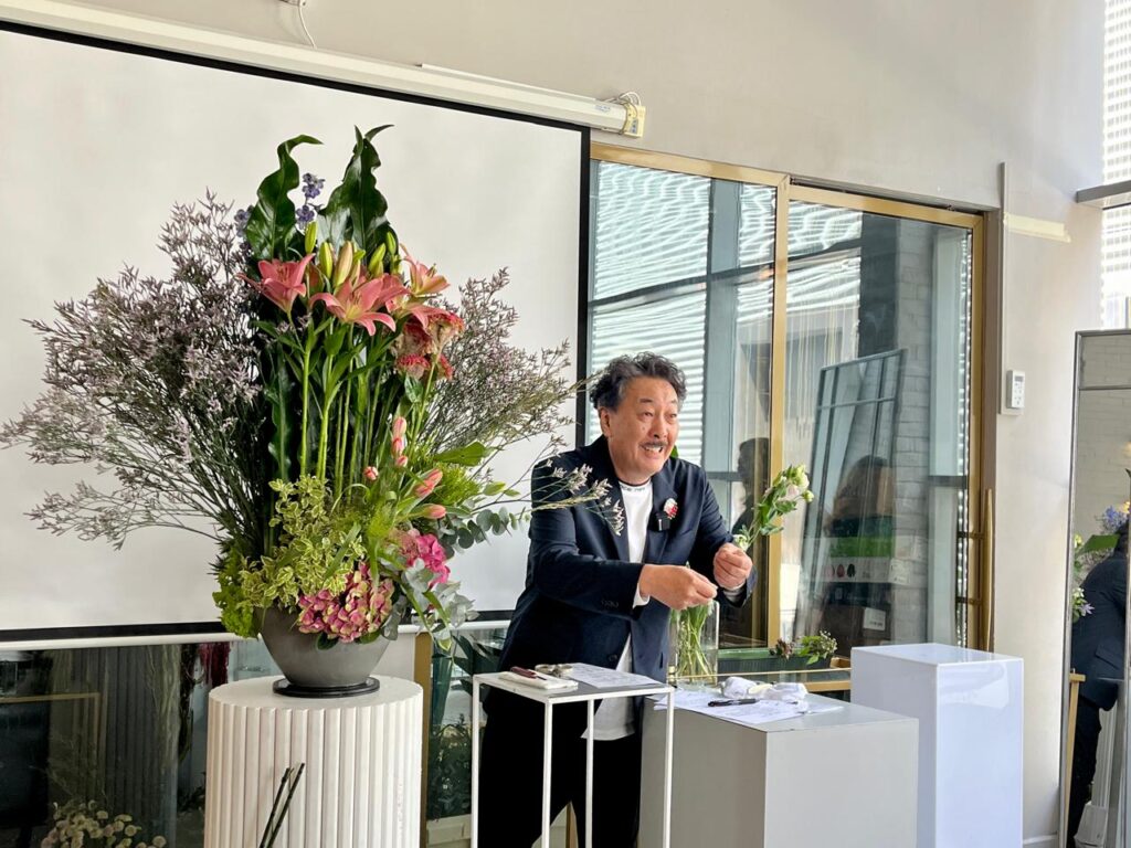 川崎氏は、約40年の経験を持つ日本のモダンフラワーデザインの著名人である。(ANJ）