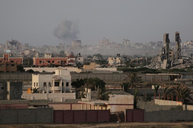2024年5月18日、ガザ地区中央部でのイスラエル軍の空爆後、煙が立ち込める。軍が5月上旬にラファを中心とした「標的」作戦を開始して以来、ヌセイラットキャンプ中心部ではイスラエルによる激しい砲撃が報告されている。(AFP=時事)
