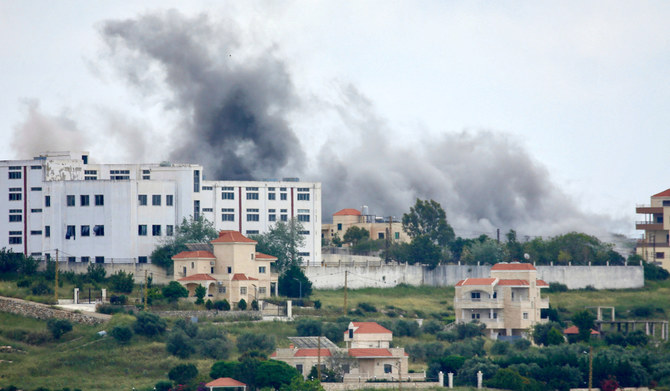 2024年5月4日、イスラエルとガザ地区のパレスチナ・ハマス武装勢力との間で戦闘が続き、国境を越えた緊張が続く中、イスラエルがレバノン南部の村テイル・ハルファを空爆した際に煙が立ち込める。(AFP＝時事）