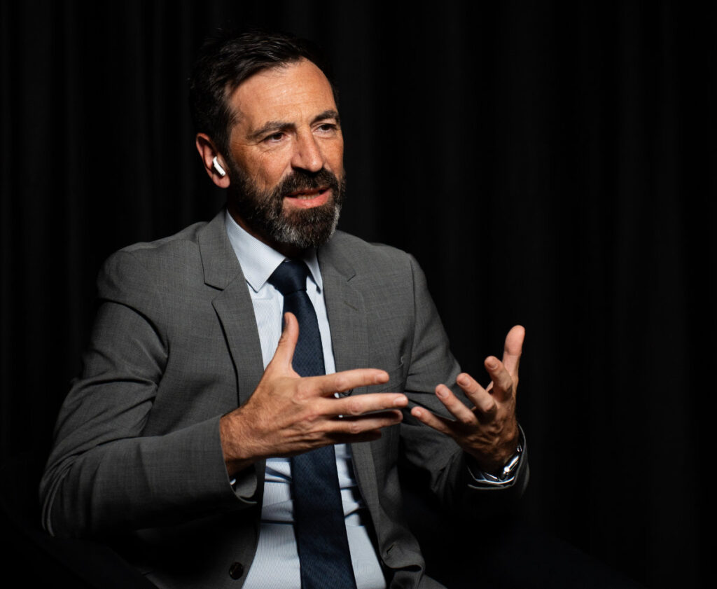 フランクリー・スピーキングのホストを務めるケイティ-・ジェンセンに、ICRC近中東地域ディレクターのファブリツィオ・カルボーニが語った。(AN写真)