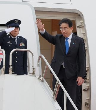 6日間の海外歴訪の第1行程でフランスに向け出発する岸田首相(2024年5月1日、東京・羽田空港にて)。(AFP)