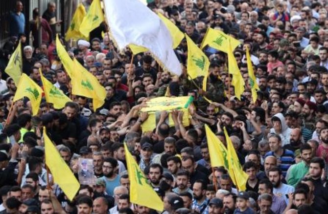 イスラエル軍とヒズボラ戦闘員の国境を越えた衝突が続く中、2024年5月21日、南ベイルート郊外で行われた葬儀で、イスラエル軍の攻撃で死亡したヒズボラ過激派2人のうち1人の棺を運ぶ弔問客。(AFP＝時事）