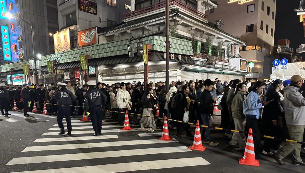 2日間燃え続けている森林火災が住宅地に広がる恐れがあるため、北日本の400人以上の住民が日曜日に避難するよう促された。 (ANJ/file)