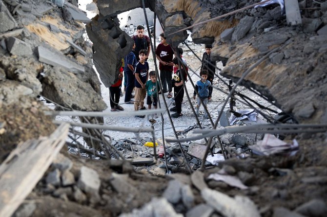 2024年5月3日、ガザ地区南部のラファで、イスラエル軍の爆撃の余波による被害を確認するパレスチナ人。(AFP＝時事）