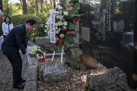 サンパウロのブラジル移民記念碑で花輪を捧げる岸田文雄首相(2024年5月4日撮影)。(AFP)