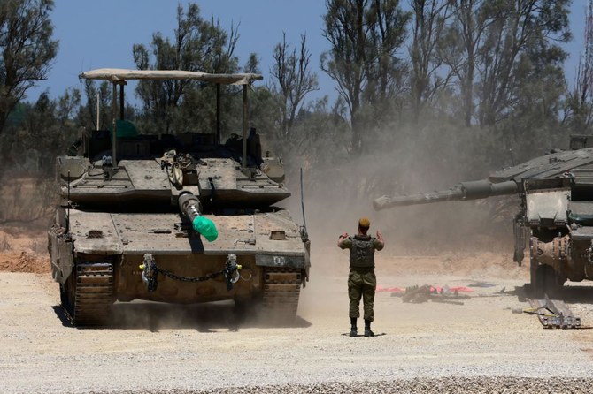 イスラエルとパレスチナのハマスとの間で紛争が続く中、イスラエル軍の戦車がイスラエル南部のガザ地区との国境付近に陣取る。(ファイル/AFP)