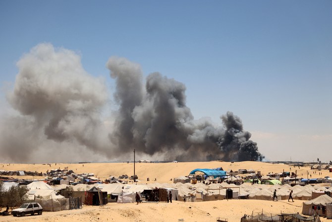 イスラエルと過激派組織ハマスの対立が続く中、2024年5月30日、ガザ地区南部ラファのテル・アル・スルタン地区にある、パレスチナ人避難民のための仮設キャンプ付近で煙が上がっている。(AFP=時事)