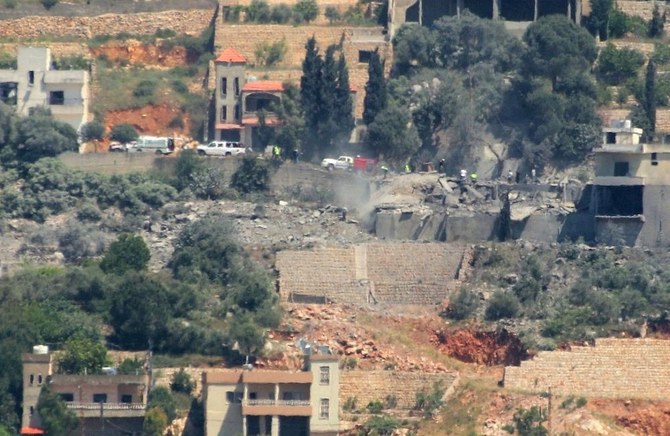 レバノン南部のキアム村へのイスラエル軍の空爆現場に到着した救急隊員(2024年5月8日撮影)。(AFP=時事)