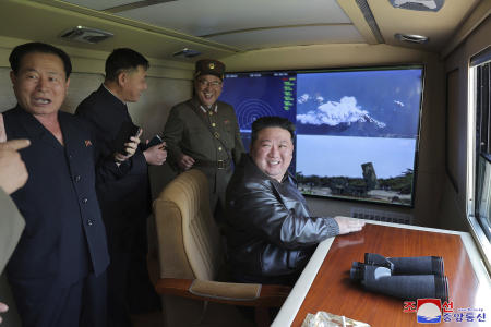 北朝鮮政府が提供した写真で、北朝鮮の金正恩委員長(右)は2024年5月17日木曜日、北朝鮮の非公開の場所で戦術弾道ミサイルの試射を監督している。(朝鮮中央通信/韓国通信社 via AP)