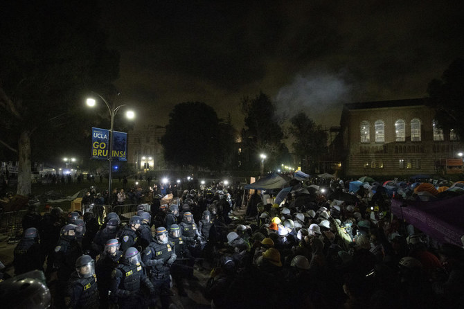 2024年5月2日、ロサンゼルスのUCLAキャンパスで、親パレスチナ派のデモ隊に前進する警察。(AP)