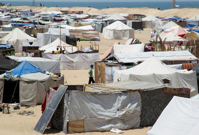 2024年5月22日、ラファのアルマワシ地区のテントキャンプに避難する、イスラエルの攻撃で家を失ったパレスチナ人。(ロイター)