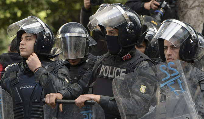 2023年1月14日、チュニスで大統領に反対するデモ中、内務省前の検問所で警備するチュニジア警察。(AFP=時事)