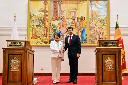 共同記者会見後、上川陽子外相（右）と握手するスリランカのアリ・サブリー外相（2024年5月4日、コロンボにて）。(AFP)