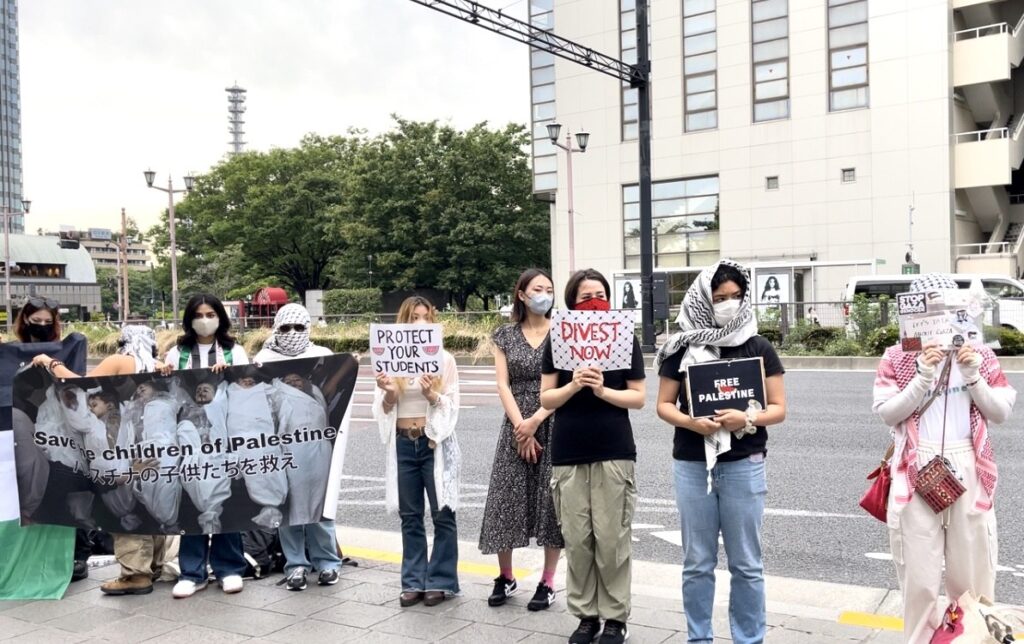 東京にある名門大学、上智大学の学生たちが木曜日、パレスチナとガザを支援する抗議活動を行い、大学当局がイスラエルとの取引について透明性を示し、イスラエルの機関との関係を断ち、ガザの人々を支援することを求めるChange.orgキャンペーンを開始した。(ANJ)