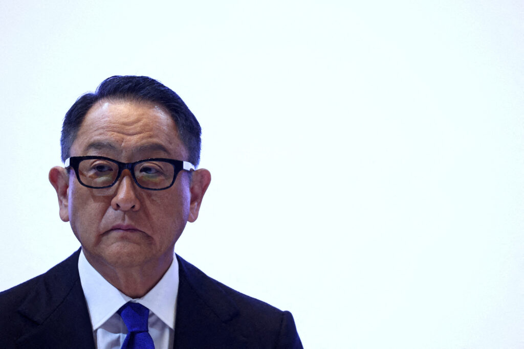 トヨタ自動車の豊田章男会長は、関連会社ダイハツによる安全性テストの不正問題で記者会見に臨み、88,000台の車両に影響を与えた(2023年5月8日、タイ・バンコク)。(REUTERS/File Photo)
