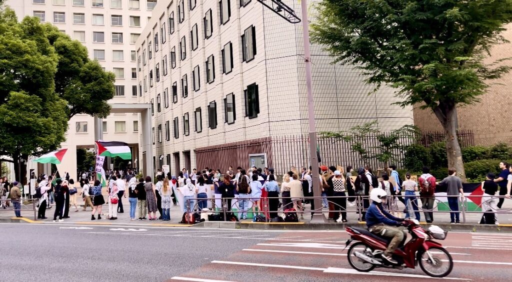 東京にある名門大学、上智大学の学生たちが木曜日、パレスチナとガザを支援する抗議活動を行い、大学当局がイスラエルとの取引について透明性を示し、イスラエルの機関との関係を断ち、ガザの人々を支援することを求めるChange.orgキャンペーンを開始した。(ANJ)