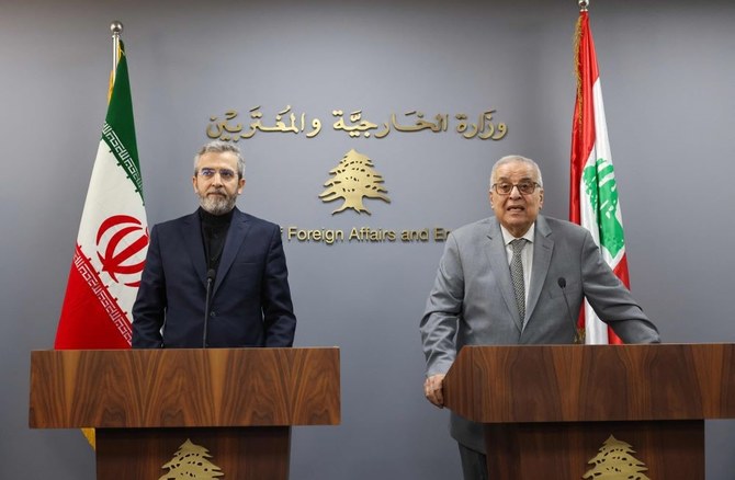 ベイルートで記者会見するレバノンのアブドゥラー外相(右)とイランのバゲリ・カニ外相代行(2024年6月3日撮影)。(AFP)