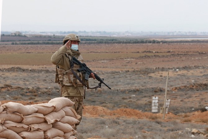 2022年2月17日、ヨルダン軍主催のツアーで、人身売買を防ぐためにシリアとの国境沿いをパトロールする兵士を撮影。(AFP=時事)