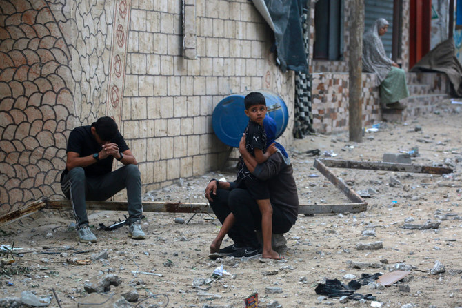 2024年6月3日、イスラエルとハマスの戦闘が続く中、ガザ地区中央部のヌセイラットで、イスラエル軍の空爆で自宅が攻撃され、反応するパレスチナ人。(AFP=時事)