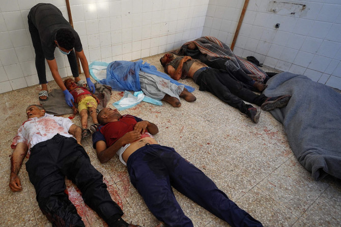2024年6月2日、ガザ地区中部のデイル・アル・バラで、イスラエルの空爆で死亡したパレスチナ人がアル・アクサ殉教者病院の死体安置所に収容された。(AFP=時事)
