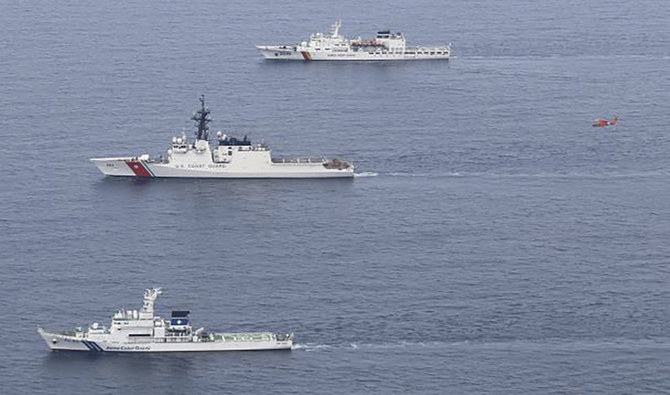 2024年6月6日木曜日、舞鶴市北方沖での訓練中、右をヘリコプター(赤)が飛ぶ中、下から日本の巡視船「わかさ」、米沿岸警備隊のカッター「ウエッシュ」、韓国沿岸警備隊の巡視船「テピョンヤン16」。(AP)
