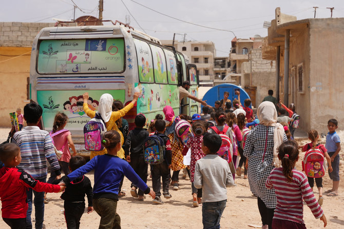 2023年5月23日、反体制派が支配するシリア北西部アレッポ県ジンダイリスの国内避難民キャンプで、スクールバスに乗り込む生徒たちを撮影したファイル写真。(AFP/ファイル)