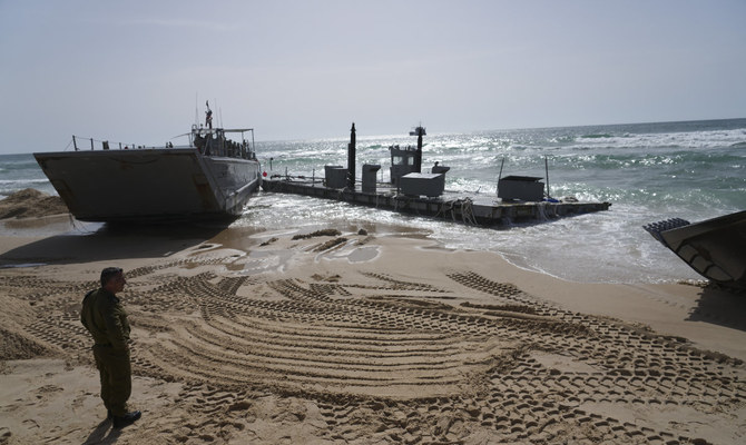 ガザ地区の人道的臨時桟橋から風と流れに流され、アシュドッドに漂着した米軍の上陸用舟艇。(AP)