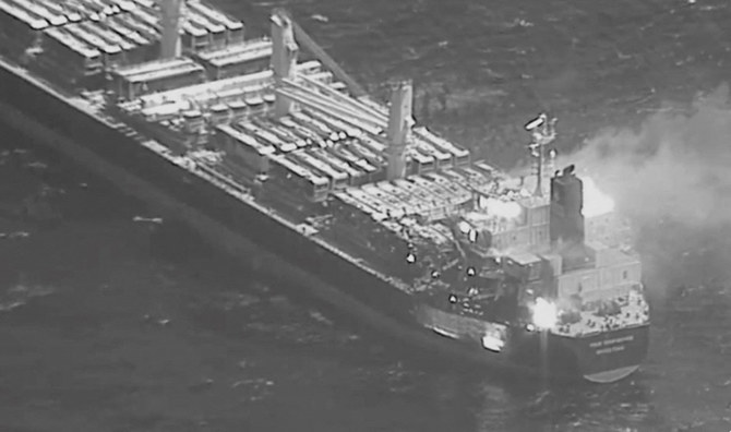2024年3月6日、米中央軍から入手したファイル写真は、イエメンのフーシ派民兵が発射した対艦弾道ミサイルの直撃を受けたバルバドス船籍のリベリア所有のばら積み貨物船。土曜日には、アンティグア・バーブーダ船籍の貨物船にもフーシ派のミサイルが命中したと報告されている。(AFP/ファイル)