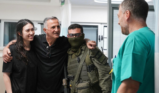 2024年6月8日、イスラエル軍によってガザ地区から救出された26歳のノア・アルガマニさん（左）が、テルアビブ近郊のラマットガンで、親族（左から2番目）の隣に立っている。(AFP＝時事）