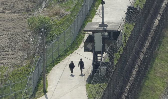 2024年4月23日、北朝鮮との国境に近い韓国・坡州の有刺鉄線フェンス沿いをパトロールする韓国軍兵士。(AP/ファイル)