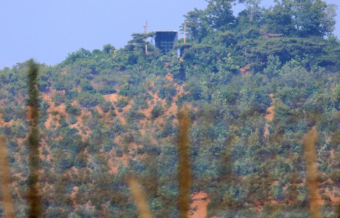2024年6月11日、南北を分断する非武装地帯に近い北朝鮮の丘の頂上にある北朝鮮の拡声器とみられる施設(中央上)。(聯合ニュース/AFP)