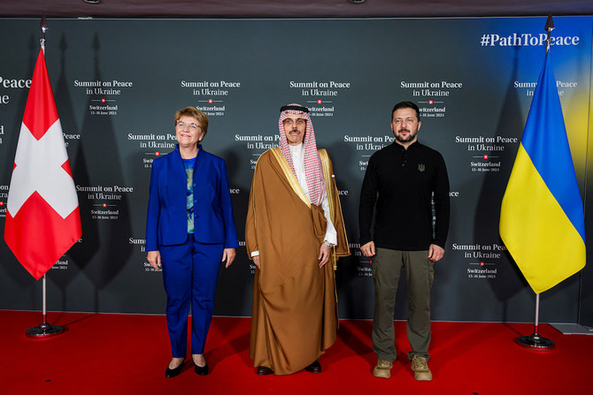 サウジアラビアのファイサル・ビン・ファルハーン外務大臣、ウクライナのヴォロディミル・ゼレンスキー大統領と、ウクライナ和平サミットでポーズをとるスイス連邦のヴィオラ・アムヘルド大統領。(ロイター)
